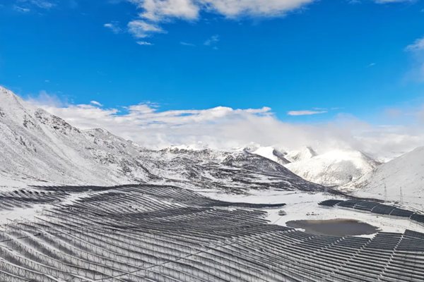 草光互補！國內(nèi)在建最高海拔大型地面集中式光伏項目并網(wǎng)