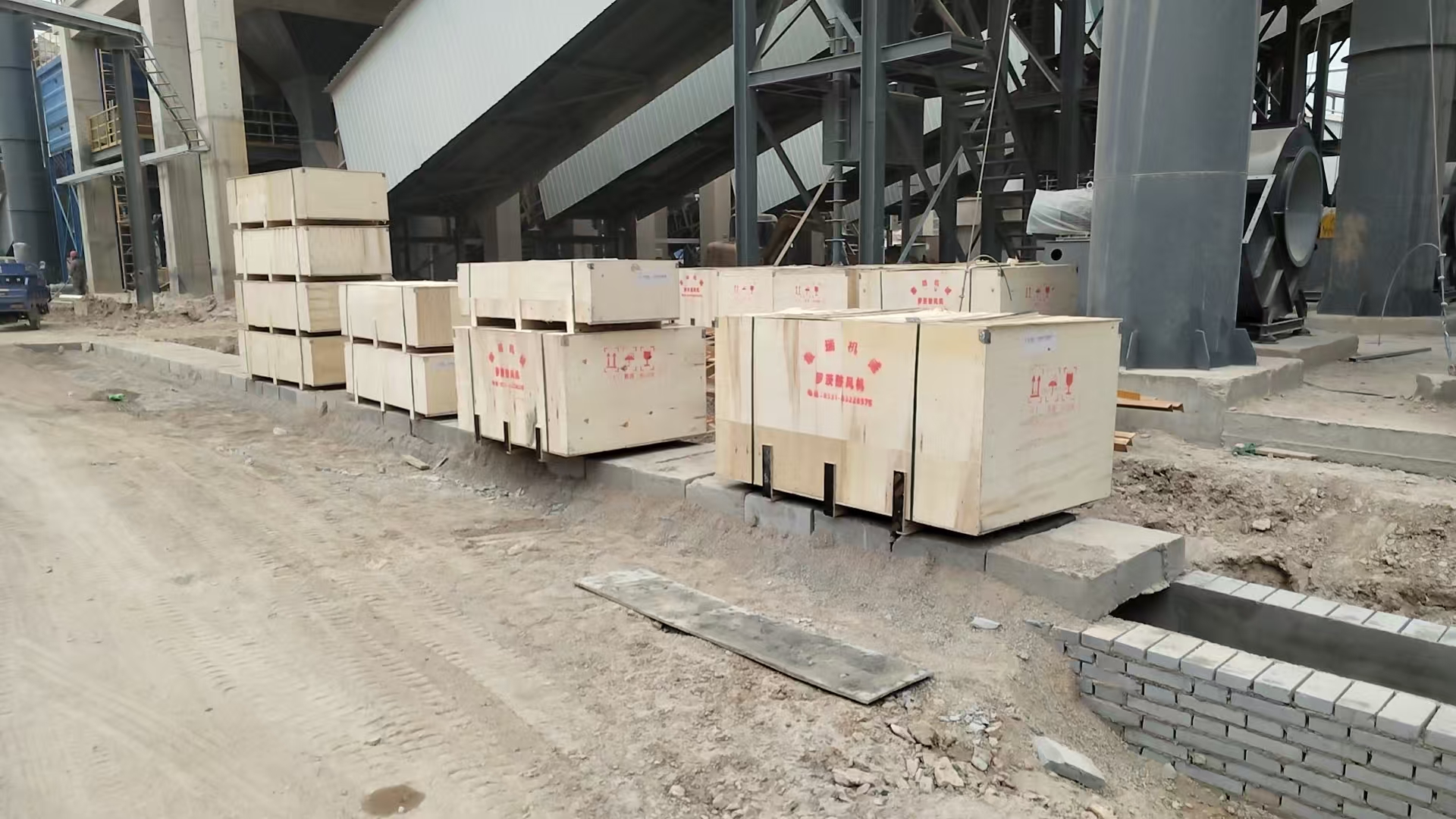 7臺(tái)200型粉體物料氣力輸送羅茨風(fēng)機(jī)專車發(fā)貨現(xiàn)場