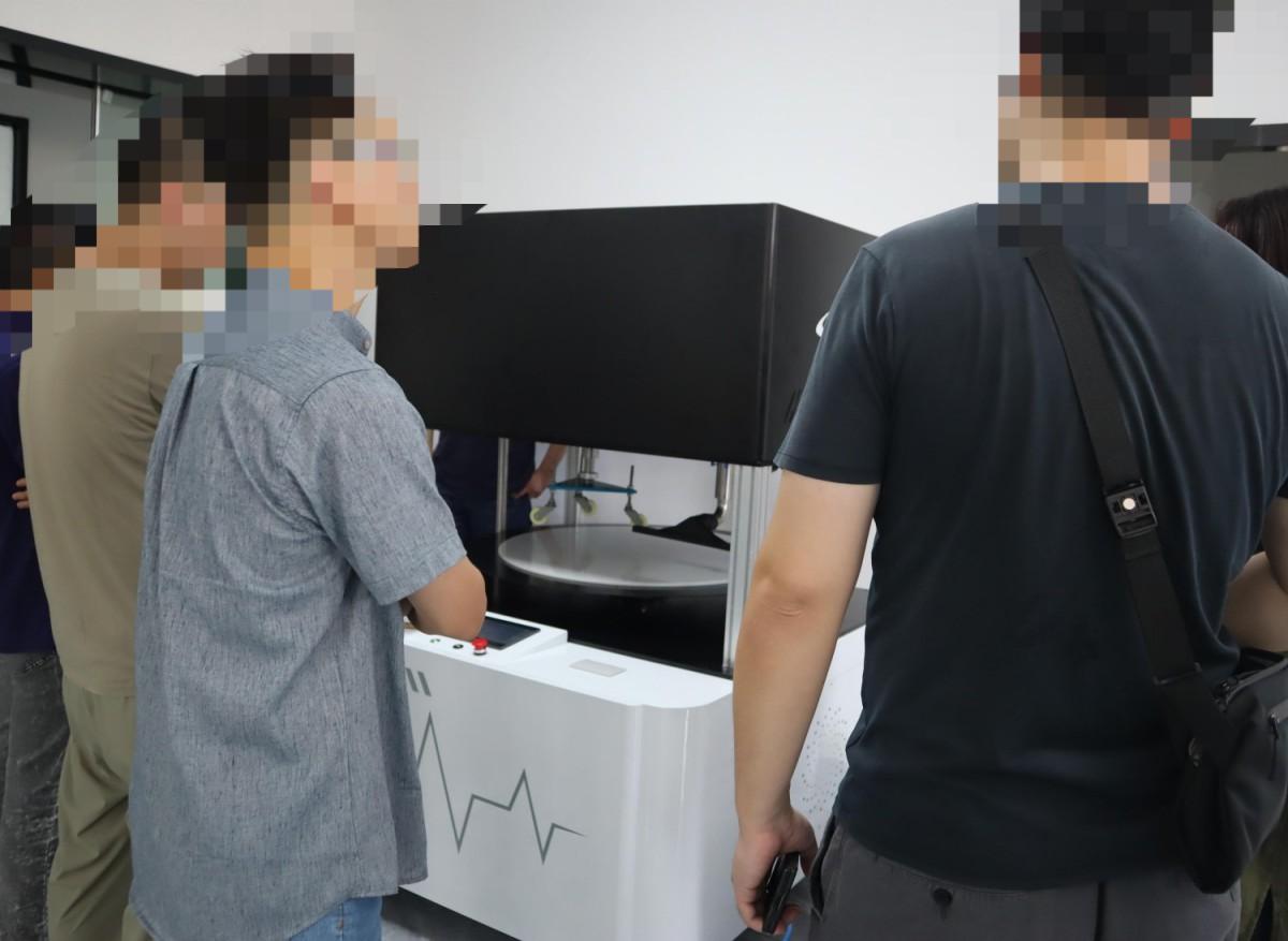 地毯腳輪耐磨試驗機：上海某公司到山東賽銳特參觀儀器設備